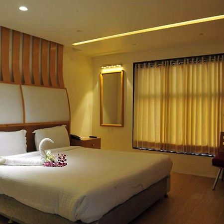 Grand Nakshatra Hotel Anand Bagian luar foto