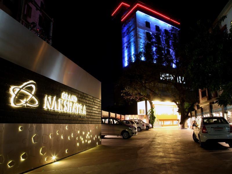 Grand Nakshatra Hotel Anand Bagian luar foto