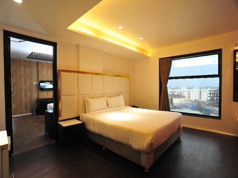 Grand Nakshatra Hotel Anand Bagian luar foto