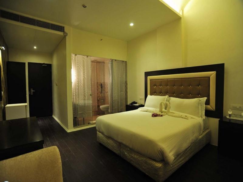 Grand Nakshatra Hotel Anand Bagian luar foto