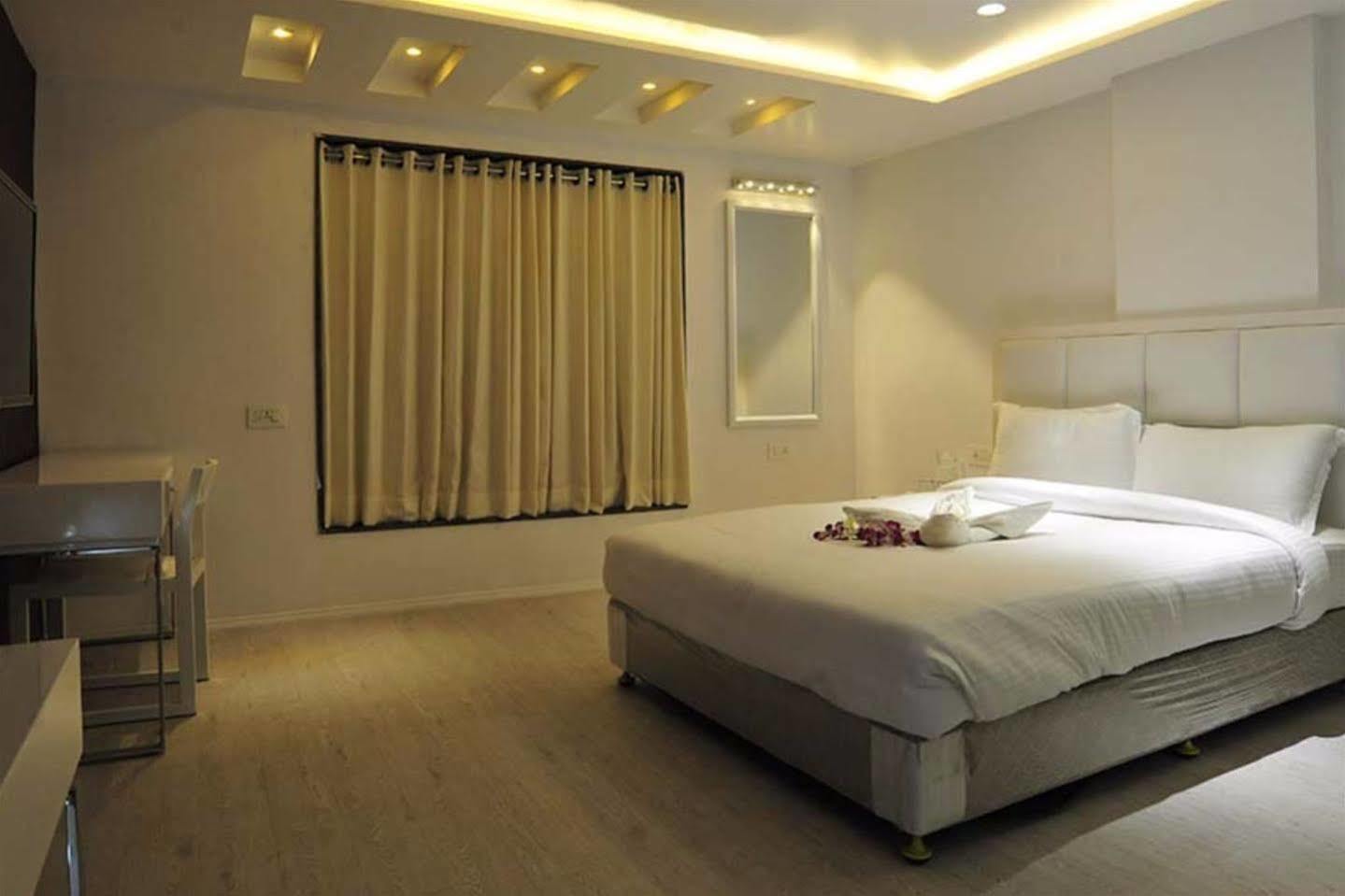 Grand Nakshatra Hotel Anand Bagian luar foto