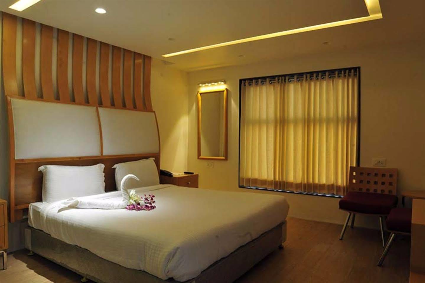 Grand Nakshatra Hotel Anand Bagian luar foto