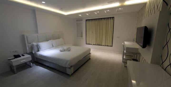 Grand Nakshatra Hotel Anand Bagian luar foto