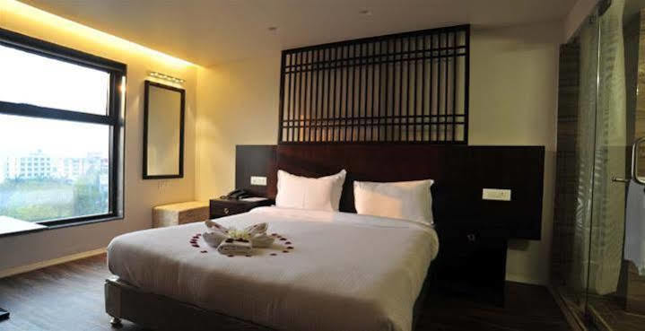 Grand Nakshatra Hotel Anand Bagian luar foto