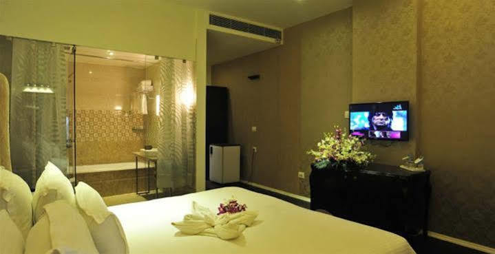 Grand Nakshatra Hotel Anand Bagian luar foto