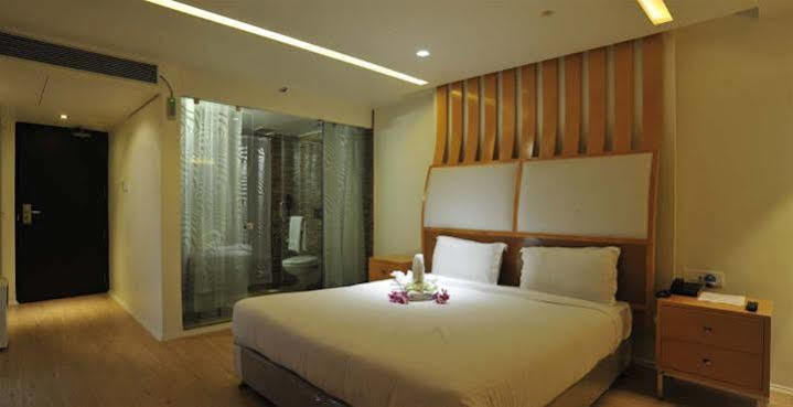 Grand Nakshatra Hotel Anand Bagian luar foto