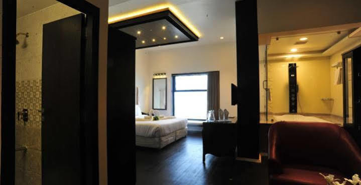Grand Nakshatra Hotel Anand Bagian luar foto