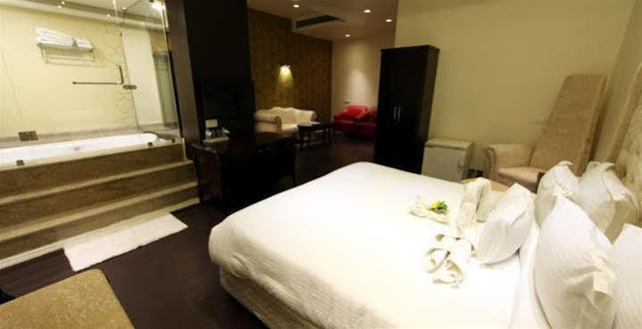Grand Nakshatra Hotel Anand Bagian luar foto