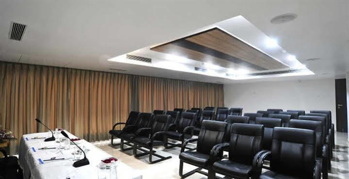 Grand Nakshatra Hotel Anand Bagian luar foto