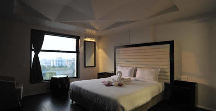 Grand Nakshatra Hotel Anand Bagian luar foto